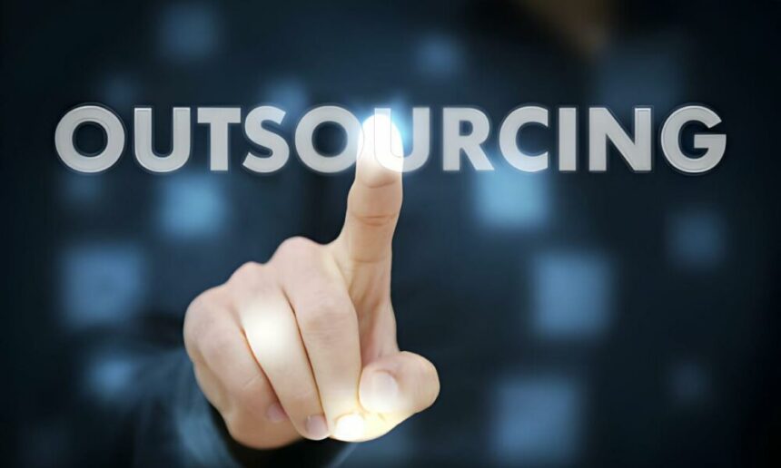 understanding-the-difference:-outsourcing-vs.-offshoring-in-simple-terms